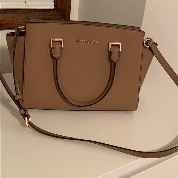 Micheal Kors Purse - Picture 1 of 4